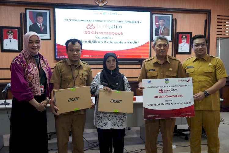 Bank Jatim menyerahkan CSR ke Pemkab Kediri/Ist