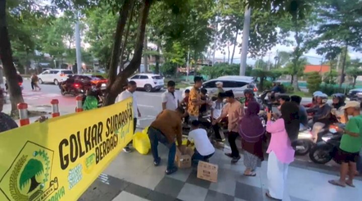 Dr Yudistira (batik kuning) saat membagikan paket takjil ke pengendara/RMOLJatim