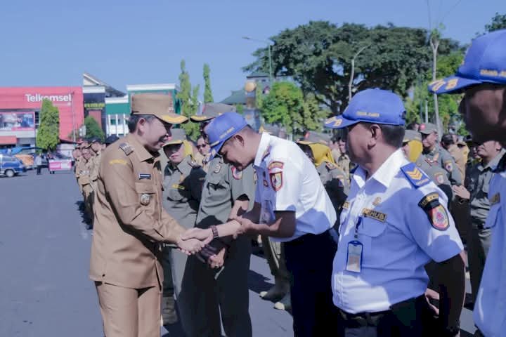 Bupati Jember, Muhammad Fawait saat memimpin Apel Perdana di depan kantor Pemkab Jember jalan Sudarman/Ist