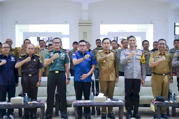 Gus Fawait bersama unsur Forkopimda saat menerima tim saber pungli di Aula PB Soedirman Pemkab Jember/Ist