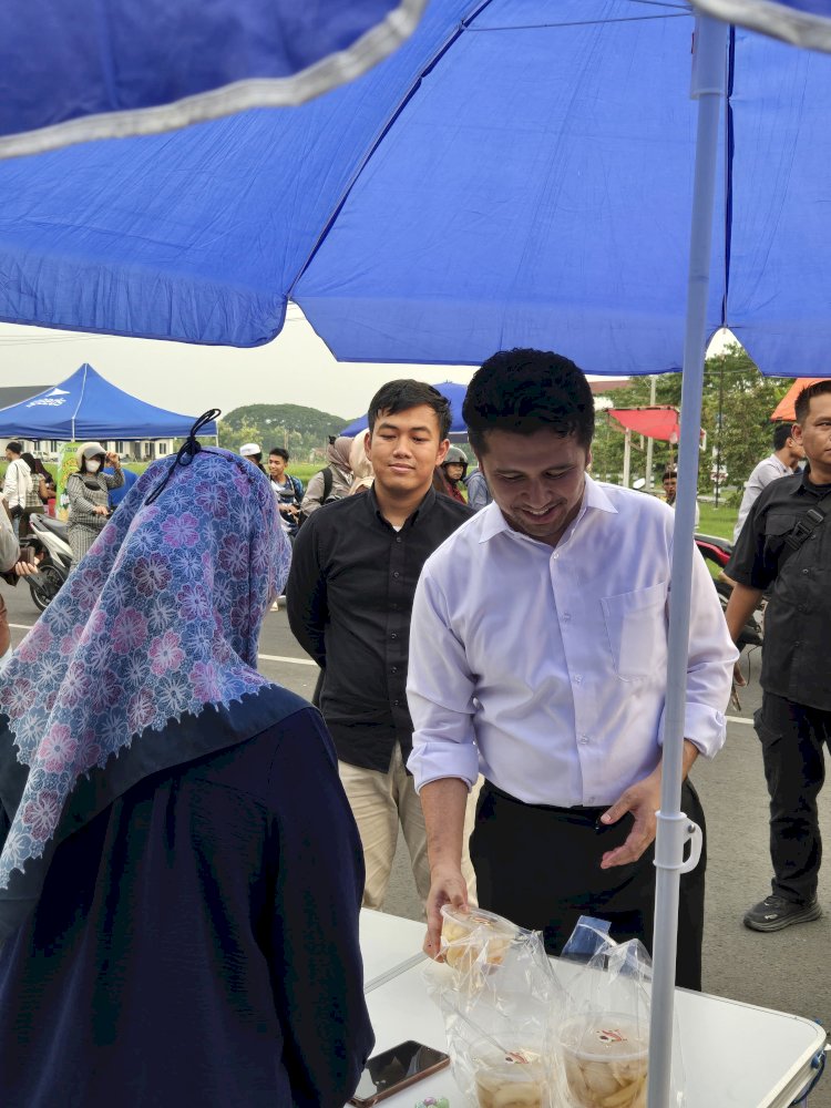 Pengusaha Muda sekaligus Ketua KORMI Madiun Siroojul Kahfi (baju hitam) menemani Emil Dardak berburu takjil di CFD/ist.   