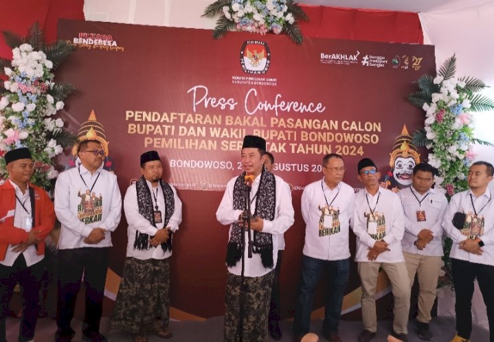 KH Abdul Hamid Wahid-KH As’ad Yahya Syafi’i bersama ketua Tim pemenangan/RMOLJatim