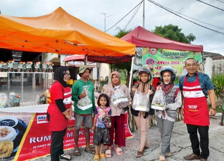 Alfamart bagikan paket berbuka puasa/Ist