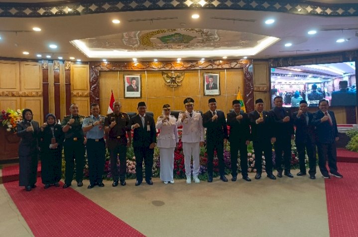 Bupati Sidoarjo H Subandi dan Walikota Kota Surabaya Eri Cahyadi usai paripurna di DPRD Sidoarjo/Ist