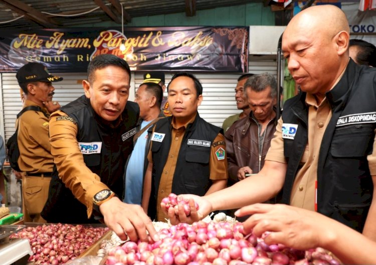 Wali Kota Malang Wahyu Hidayat (kiri) dan Wakil Wali Kota Malang Ali Muthohirin (tengah) saat memantau pasar tradisional/Ist