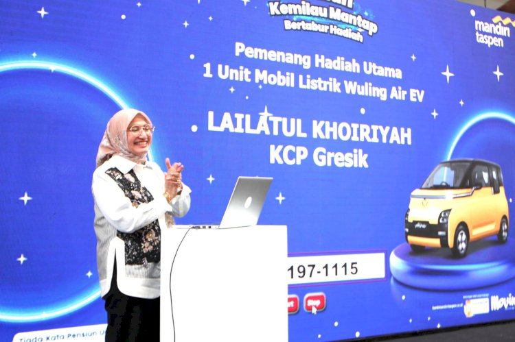 Direktur Kepatuhan Bank Mandiri Taspen, Resi Lora, mengumumkan Pemenang Hadiah Utama Undian Kemilau Mantap Bertabur Hadiah, berupa Mobil Listrik di Pasar Mayestik, Jakarta