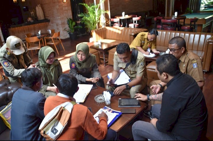 Teks foto: Satpol PP Surabaya sidak billiar/RMOLJatim