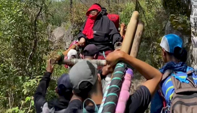 Wakiyem atau Mbok Yem pemilik warung di puncak Lawu ditandu turun untuk berobat/ist