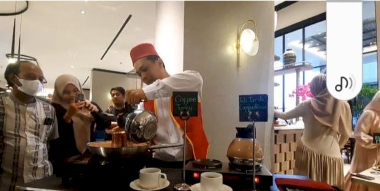 Para tamu sedang menikmati kopi turki di Mercure hotel/ist.