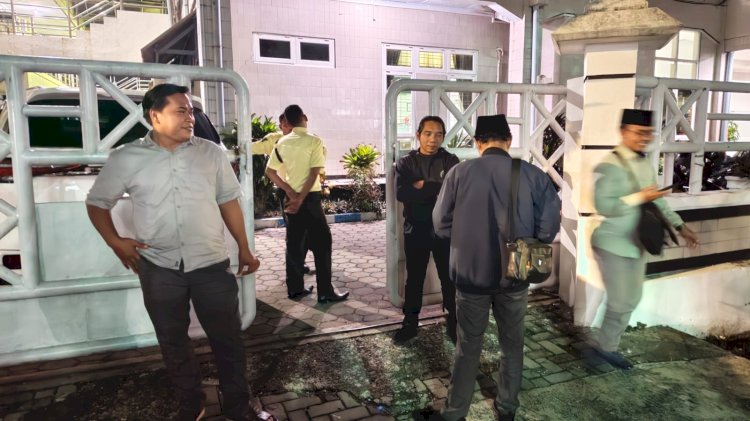Wartwan yang dicegat di gerbang oleh Satpam DPRD Jombang/RMOLJatim