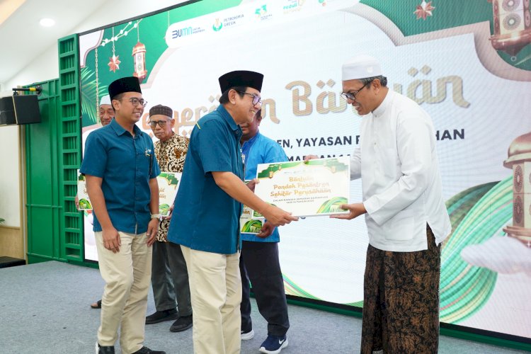Direktur Utama Petrokimia Gresik, Dwi Satriyo Annurogo menyerahkan bantuan/Ist