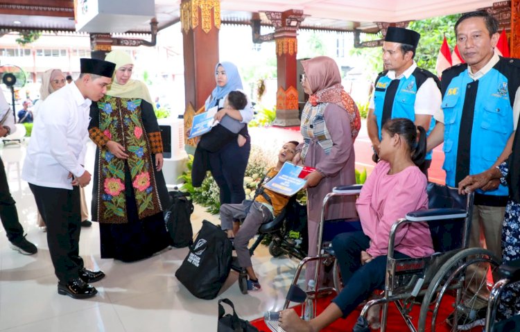 Khofifah menyerahkan santunan di Mojokerto/Ist