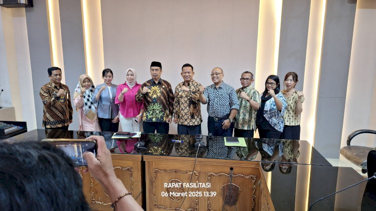 Bupati dan Wakil Bupati Madiun foto bersama lima investor di ruang rapat Bupati Puspem Caruban/ist