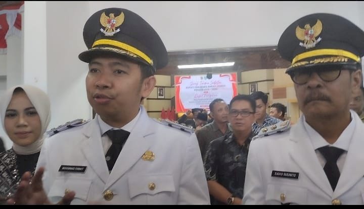 Bupati Jember Gus Fawait didampingi istri dan Wabup Djoko Susanto saat memberikan keterangan pers/Ist