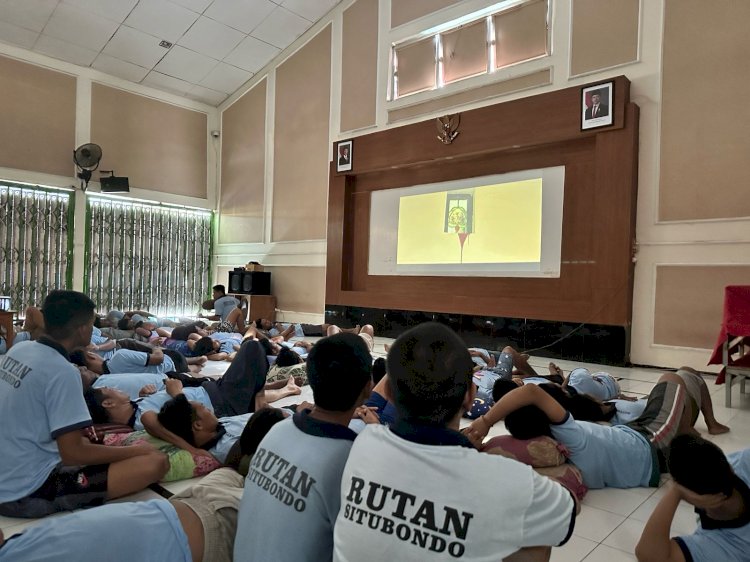 Warga Binaan Pemasyarakatan (WBP), Rutan Kelas IIB Situbondo saat nobar film di aula/RMOLJatim