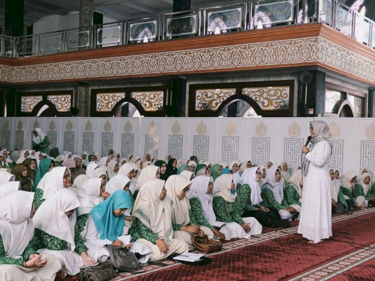 Alfiyah Ashmad saat mengisi kajian di masjid agung baitul mukminin/Ist