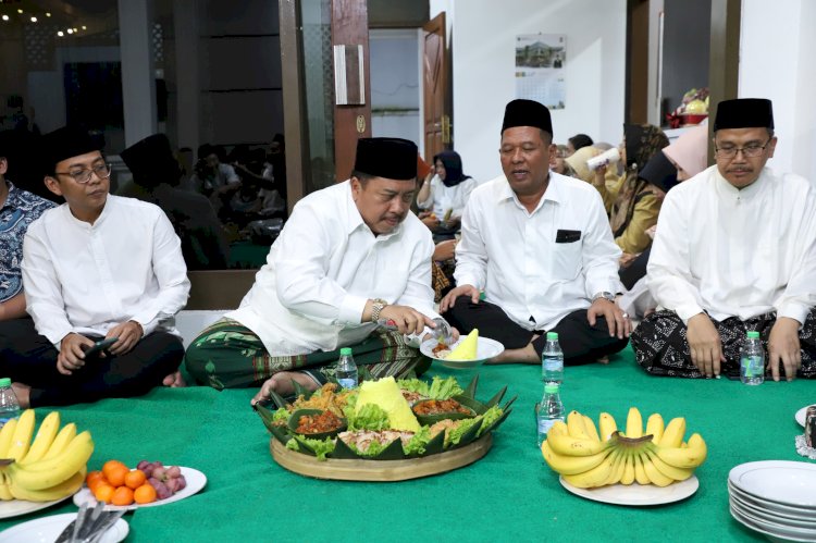 Poto - Tasyakuran menempati rumah dinas bupati Jombang