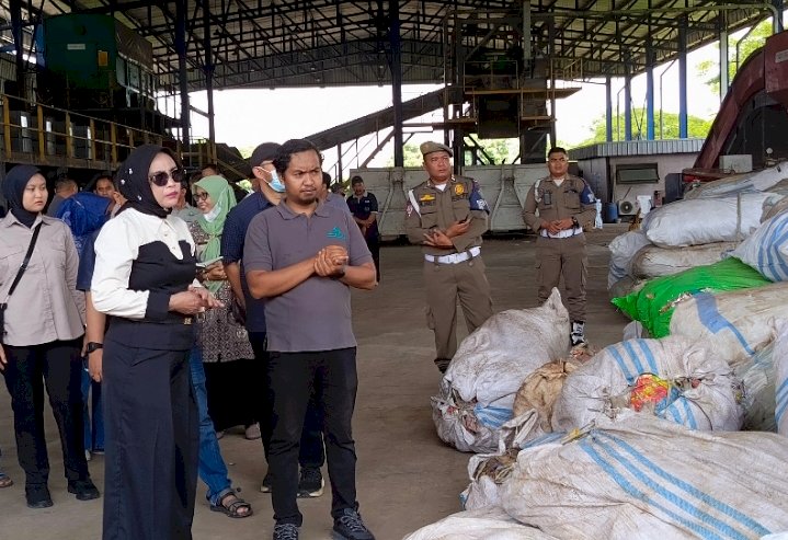 Hj Mimik Idayana saat sidak TPA Jabon/Ist