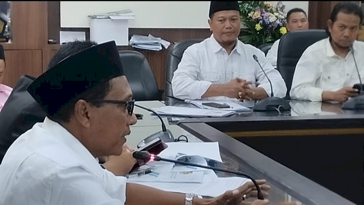 Anggota Bapemperda DPRD Jember, Mufid saat memberikan masukan dalam rapat usulan revisi Perda dalam ruang Banmus DPRD Jember yang dipimpin Ketua Bapemperda DPRD Jember, Hanan Kukuh Ratmono/RMOLJatim