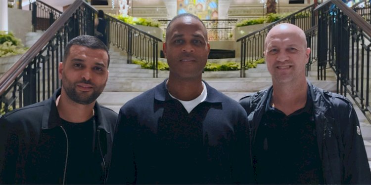 Pelatih Timnas Indonesia, Patrick Kluivert, didampingi Penasihat Teknik PSSI, Jordi Cruyff (kanan)/Dok PSSI