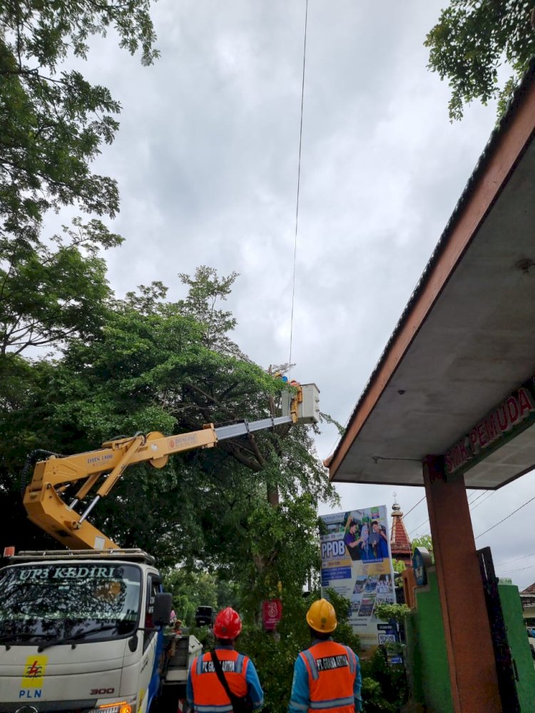 PLN lakukan rabat jaringan di Kediri 