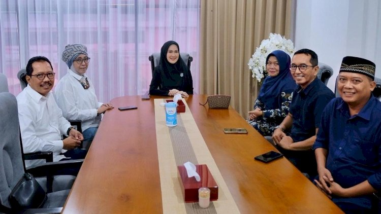 Caption : Ina Buchori Dan Zulfikar Imawan Saat Di DPW Partai Nasdem Jatim