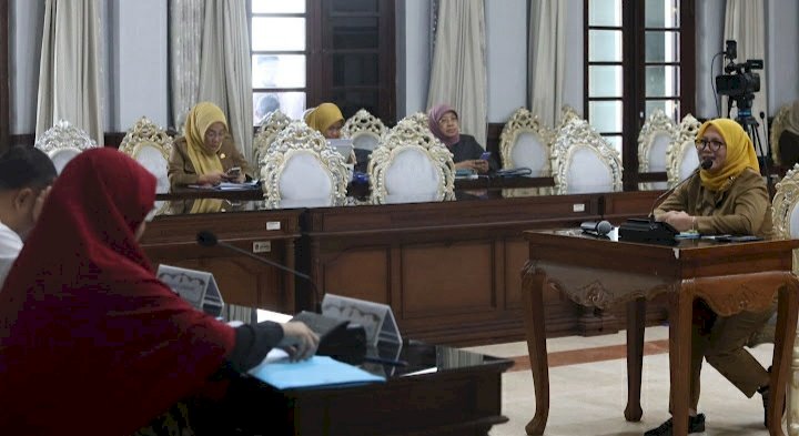 Teks foto: Mia Santi Dewi paparan inovasi pejabat struktural, di hadapan Wali Kota Surabaya Eri Cahyadi/RMOLJatim   