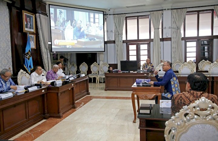 Teks foto: Lasidi paparan di depan Wali Kota Surabaya Eri Cahyadi/RMOLJatim   