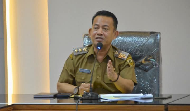 Wakil Bupati Madiun dr Purnama Hadi saat memimpin rapat koordinasi prosedur persyaratan dasar perizinan berusaha, di Ruang Rapat Bupati, Selasa (11/3)/ist