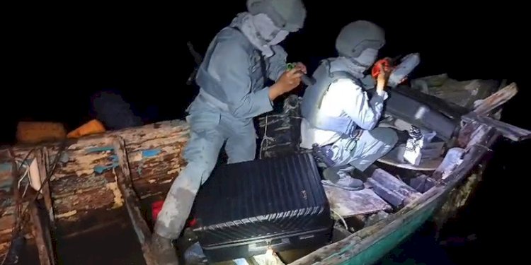 Petugas Bakamla RI mengamankan dua koper berisi 22 kantong baby lobster yang diduga akan diselundupkan di sekitar perairan Kepulauan Seribu, DKI Jakarta, pada Selasa, 11 Maret 2025/Humas Bakamla