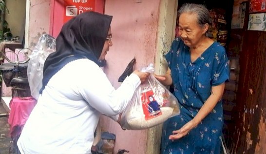 Tim relawan Lita Machfud Arifin saat membagikan santunan paket sembako/ist