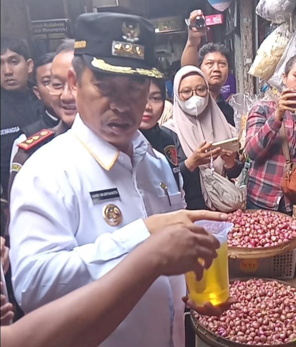 Keterangan foto : Bupati Madiun Hari Wuryanto saat mencoba tes takaran minyak kita 