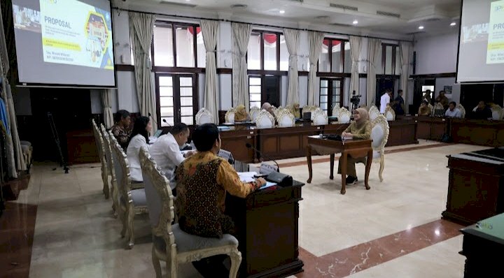 Wali Kota Eri meminta Kepala BPKAD Kota Surabaya, Wiwiek Widyawati segera memanfaatkan 80 persen aset pemkot untuk kesejahteraan masyarakat/RMOLJatim