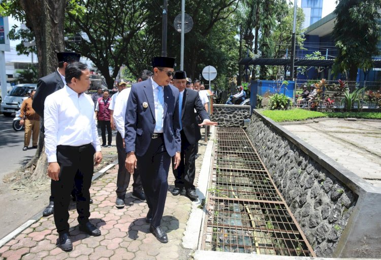 Wali Kota Malang, Wahyu Hidayat (kanan) dan Wakil Wali Kota Malang, Ali Muthohirin (kiri) saat tinjau lokasi pembangunan drainase/Ist