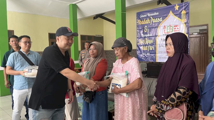 Yuwie Santoso saat bagikan beras terhadap warga di Kelurahan Kedungasem/Ist