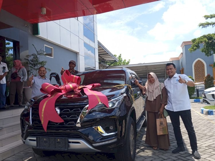Listiana saat menerima kunci fortuner undian Simarmas Bank Jombang/Ist