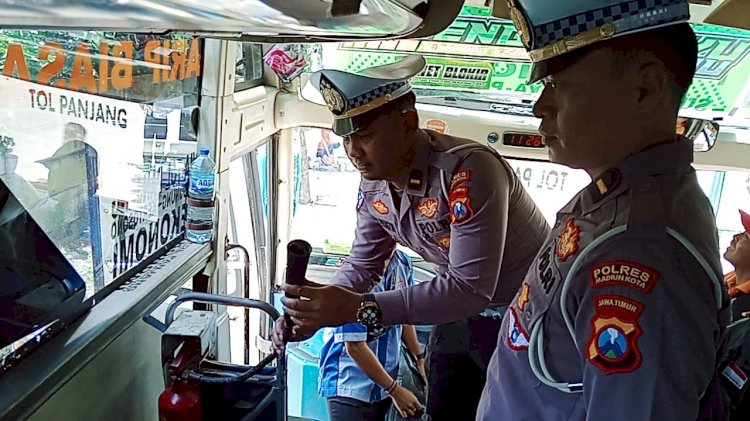 Petugas gabungan Satlantas Polres Madiun Kota dan Dishub di terminal Purboyo kota Madiun/ist