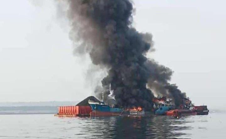 Kapal Toughboat Roselyn 08 dan Kapal Tongkang MT Ronggolawe saat terbakar/ist