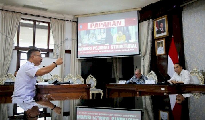 M Fikser memaparkan visi dan misi pejabat struktural di ruang sidang Wali Kota Surabaya/RMOLJatim