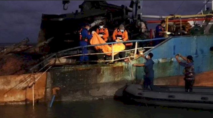 Proses evakuasi salah satu korban kapal tangker MT Ronggolawe yang sempat hilang/Basarnas Jatim