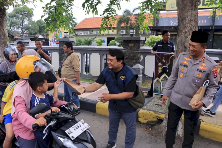 Kegiatan bagi takjil Kapolres Madiun dan Jurnalis/ist