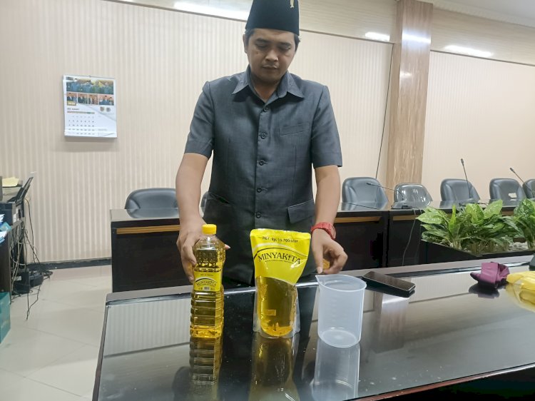 Anggota DPRD Jember, Candra Ary Fiyanto saat melakukan pengecekan volume minyakita/RMOLJatim