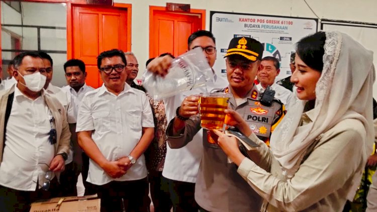 Wakil Menteri Perdagangan Dyah Roro Esti Widya mengecek takaran MinyaKita di Gresik 