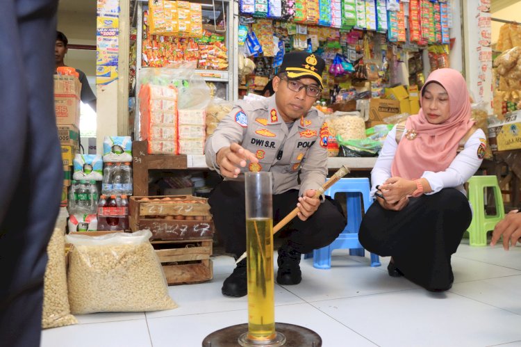 Kapolres Ngawi dan Satgas pangan saat sidak dan mengukur isi kemasan MinyaKita/ist.