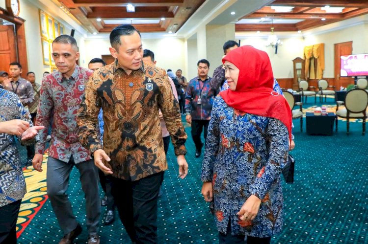 Menteri Koordinator Bidang Infrastruktur dan Pembangunan Kewilayahan RI Agus Harimurti Yudhoyono bersama Gubernur Khofifah 