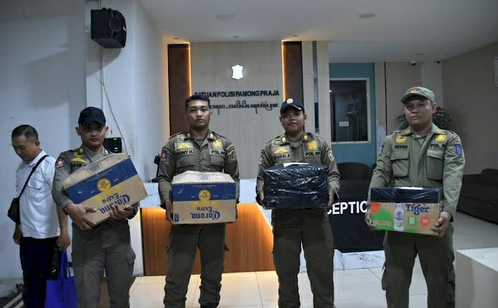 Teks foto: Satpol PP Kota Surabaya mengamankan barang bukti minuman beralkohol/Ist   