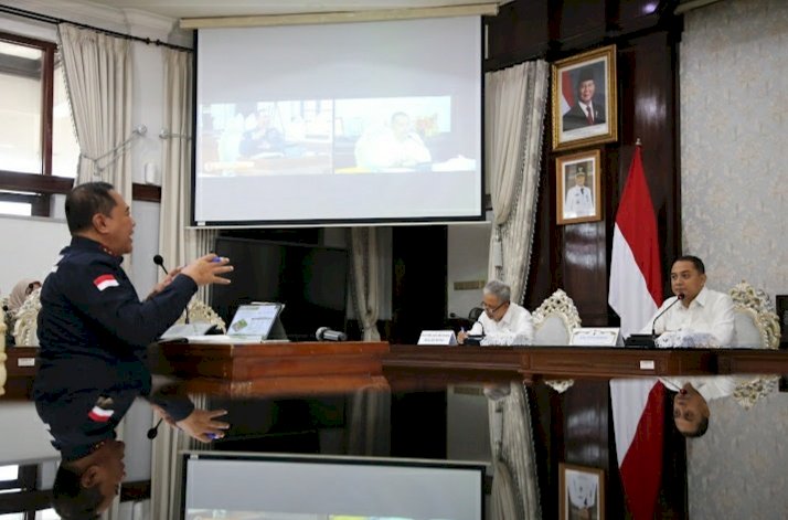 Teks foto: Dedik Irianto saat paparan visi-misi inovasi pejabat struktural, di ruang sidang wali kota/RMOLJatim   