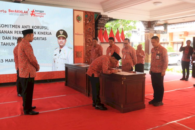Bupati Mojokerto, Muhammad Al Barra menandatangi deklarasi komitmen anti korupsi/ist