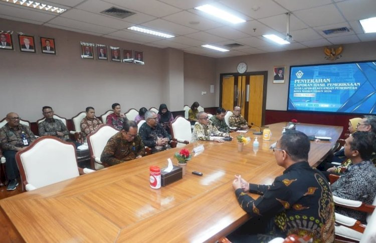 Anggota Legislatif dan Pemkot Madiun saat bertemu dengan anggota BPK perwakilan Propinsi Jawa Timur untuk penyerahan LHP/ist
