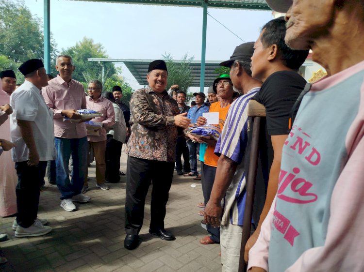 Poto - Abah Warsubi salurkan zakat dan sedekah ramadhan di halaman Masjid As Sami'   